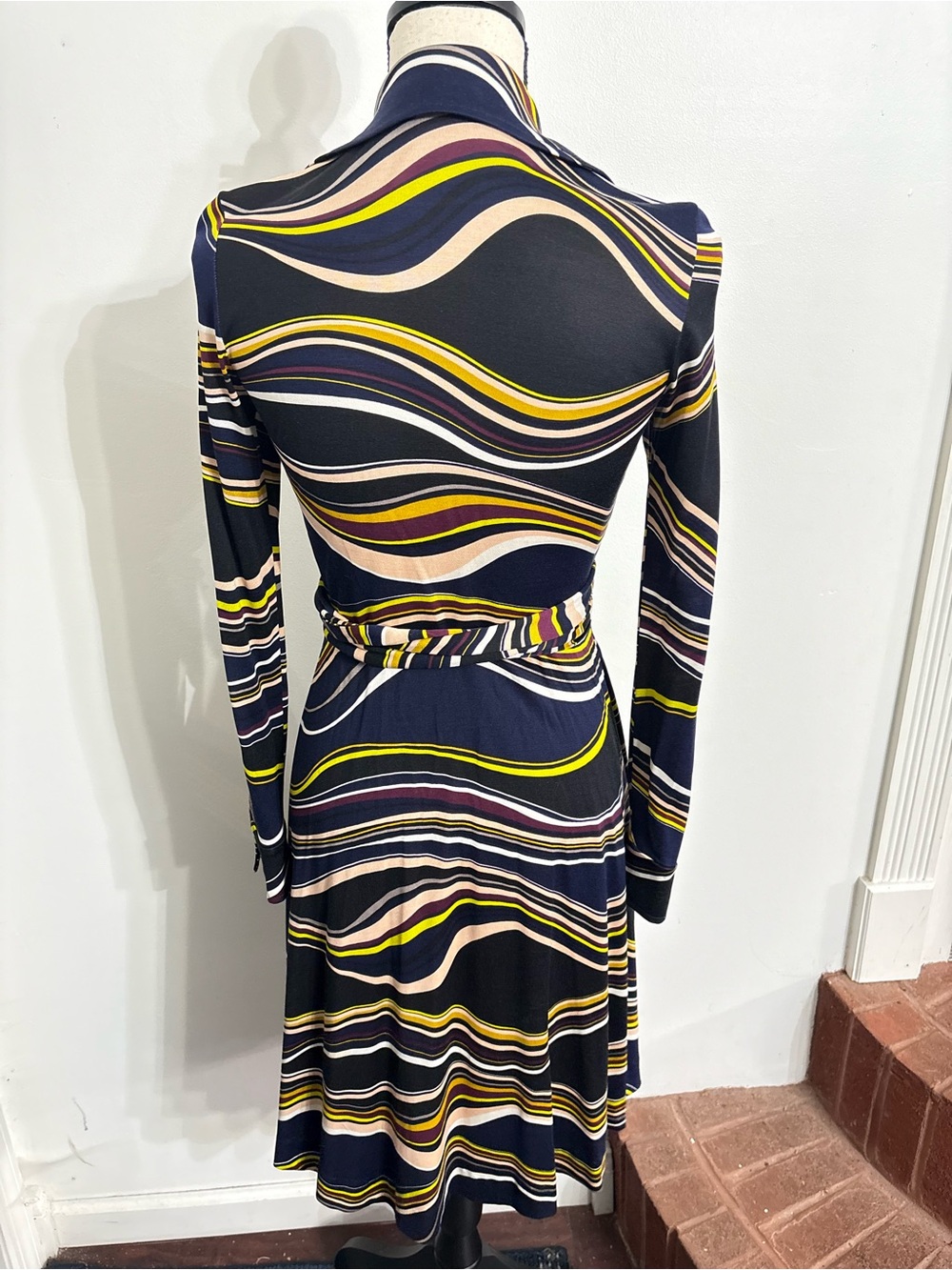 DVF Diane von Furstenberg Silk Jersey Wrap Dress Size 2 Wave Print
EUC - Picture 2 of 8